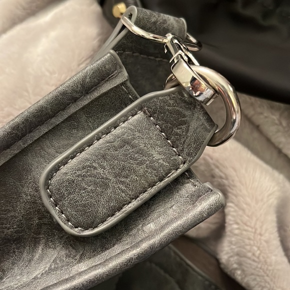 Great condition vegan gray guitar strap handbag - Picture 8 of 9